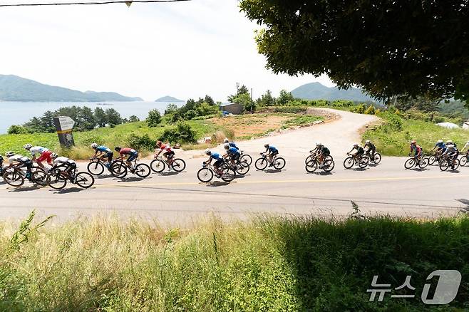 7일 경남 남해군 일원에서 열린 '투르 드 경남 2025' 모습.(경남도 제공. 재판매 및 DB금지)