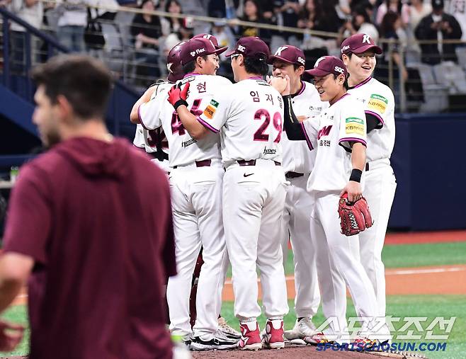 1일 고척돔에서 열린 KBO리그 키움과 두산의 경기. 키움이 두산에 1대 0으로 승리했다. 경기 종료 후 승리의 기쁨을 나누고 있는 키움 선수들. 고척=송정헌 기자songs@sportschosun.com/2025.06.01/
