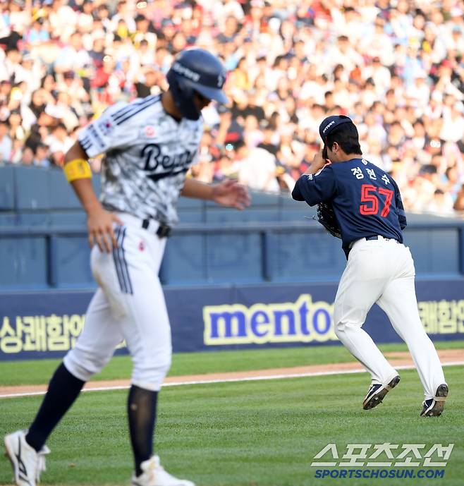 6일 잠실구장에서 열린 두산 베어스와 롯데 자이언츠의 경기. 롯데 정현수가 사구 직후 마운드에서 내려오고 있다. 잠실=박재만 기자 pjm@sportschosun.com/2025.06.06/