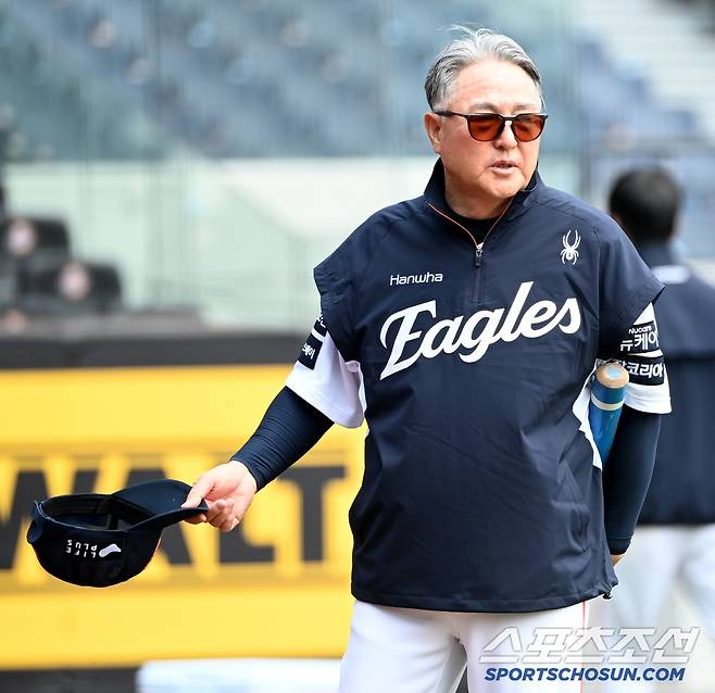 3일 대전 한화생명볼파크에서 열린 KT와 한화의 경기, 한화 김경문 감독이 훈련을 지켜보고 있다. 대전=허상욱 기자wook@sportschosun.com/2025.06.03/