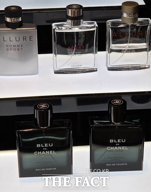 롯데백화점 강남점 샤넬 매장에 향수 '오 드 퍼퓸', '오 드 뚜왈렛', '코롱' 제품들이 종류별로 전시돼 있다. /우지수 기자