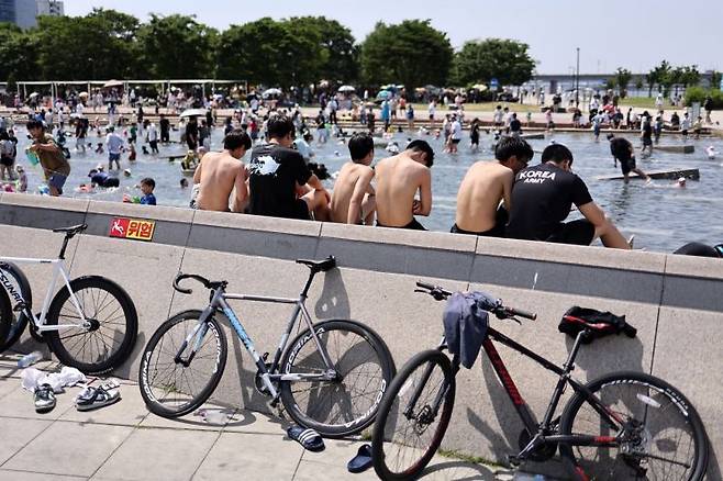주말 동안 광주·전남은 대체로 맑겠으나, 일본 남쪽 해상 고기압의 가장자리에 들며 7일 낮 최고 31도, 8일 전남 내륙은 체감온도 31도 이상으로 오르고 일교차도 15도 안팎으로 벌어질 전망이어서 기상청은 건강관리에 유의할 것을 당부했다. 연합뉴스