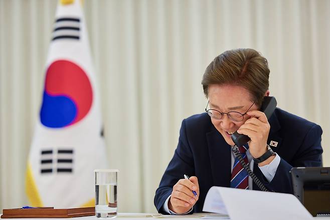 이재명 대통령이 6일 대통령실 관저에서 도널드 트럼프 미국 대통령과 전화 통화를 하고 있다. /대통령실 제공