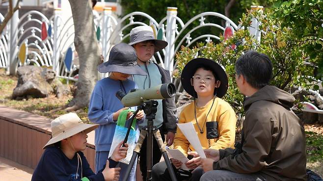 제주 가파초등학교 전교생 4명이 지난달 8일 이우만 세밀화 작가(오른쪽)와 함께 탐조 활동을 하고 있다. 이 작가는 제주문화예술재단의 ‘가파도 아티스트 인 레지던스’ 입주자다. 제주문화예술재단 제공