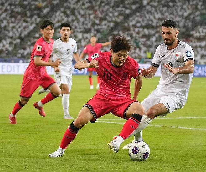 한국 축구 대표팀 미드필더 이강인(앞)이 6일 열린 이라크와의 2026 북중미 월드컵 아시아 3차 예선 B조 9차전 방문경기에서 상대 수비수의 압박을 피해 드리블을 하고 있다. 한국은 이강인의 도움을 받은 김진규가 결승골을 터뜨리며 이라크를 2-0으로 꺾고 11회 연속 월드컵 본선 진출을 확정했다. 바스라=AP 뉴시스
