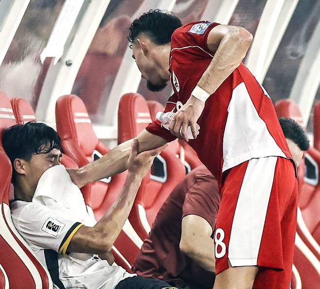 중국 축구 대표팀의 후허타오(왼쪽)가 6일 인도네시아에 패해 2026 북중미 월드컵 본선 진출 실패가 확정된 후 벤치에 주저앉아 있다. 뉴스1