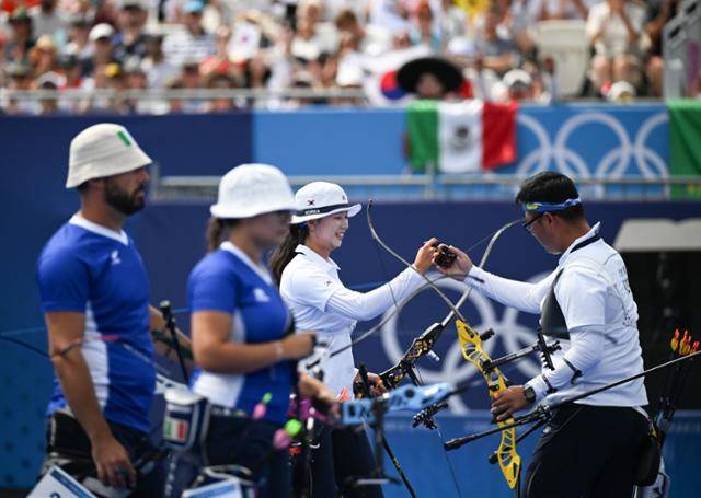 임시현과 김우진이 2024년 8월 2일 프랑스 파리 레쟁발리드에서 열린 2024 파리올림픽 양궁 혼성 단체 8강 대한민국 대 이탈리아 경기에서 활을 쏘고 하이파이브하고 있다. 서재훈 기자
