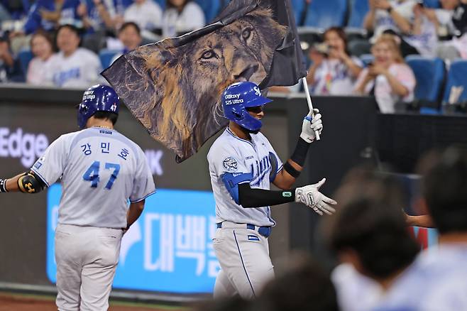 5월 27일 대구 롯데전에서 홈런을 친 뒤 사자 깃발을 들고 세리머니 하는 삼성 디아즈. 삼성 제공