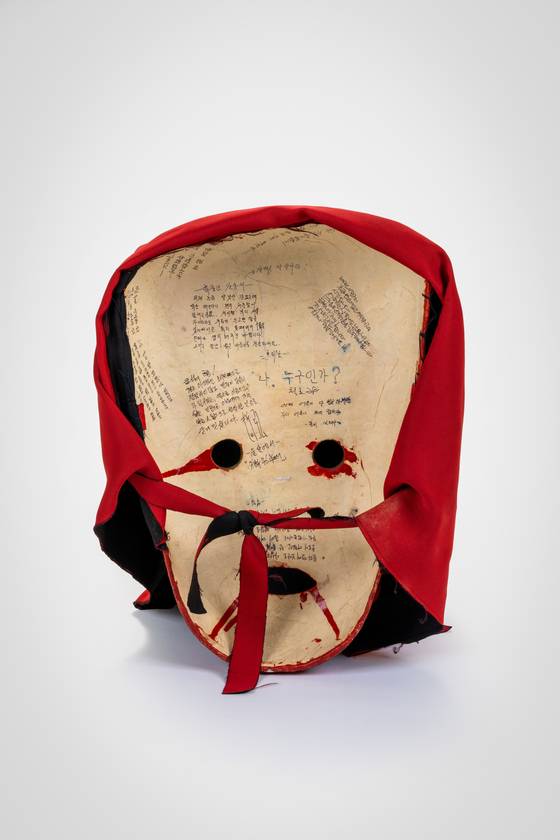 국립민속박물관 특별전 ‘오늘도, 기념: 우리가 기념품을 간직하는 이유’(9월 14일까지)에서 전시 중인 '대학교 졸업 기념 선물'(1991년). 탈춤반 학우들이 졸업을 앞둔 ‘금석이’에게 취발이탈 뒷면에 작별의 말을 적어 건넨 기념품이다. 사진 국립민속박물관