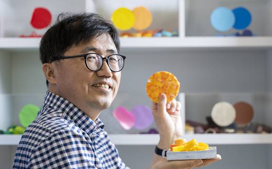 홍수열 자원순환사회경제연구소장이 폐플라스틱으로 만든 컵받침을 들어 보이고 있다. 최영재 기자