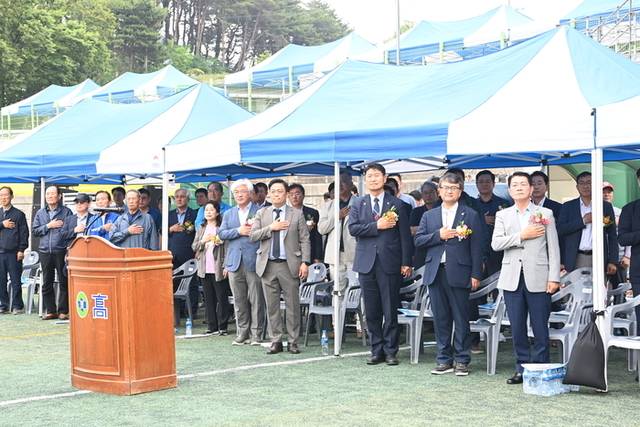 ▲ 마은혁 재판관이 식순에 맞춰 국기에 대한 경례를 하고 있다.