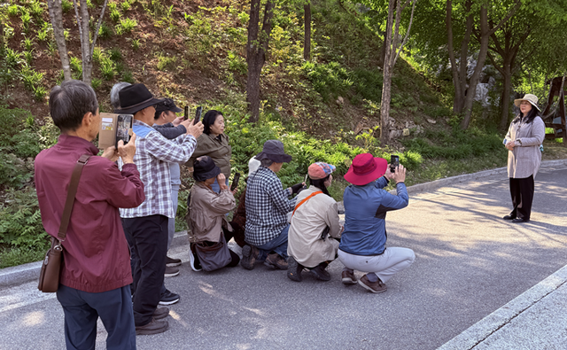 ▲ 너브내행복나눔재단은 양성평등기금 지원사업의 일환으로 오는 11월까지 사진예술 프로그램 ‘캔버스 없는 아티스트, 나도 포토그래퍼’를 운영 중이다. 사진은 참여자들이 야외촬영을 하고 있는 모습.