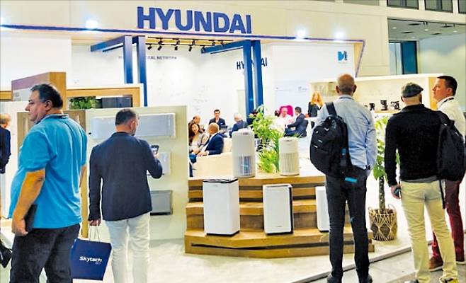 현대코퍼레이션홀딩스가 ‘HYUNDAI’ 브랜드로 팔고 있는 가전제품이 해외에서 인기를 끌고 있다. 2023년 유럽 최대 국제가전박람회 ‘IFA’에서 관람객들이 현대전자 부스를 둘러보고 있다. /현대코퍼레이션홀딩스 제공