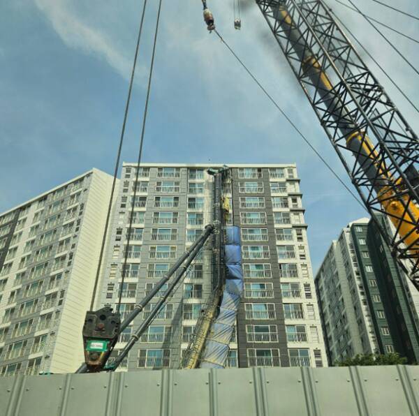 지난 5일 오후 용인시 기흥구 서천동 인덕원~동탄 복선전철 공사 현장에서 항타기 전도 사고가 발생해 인근 아파트로 쓰러져 있다. 독자 제공