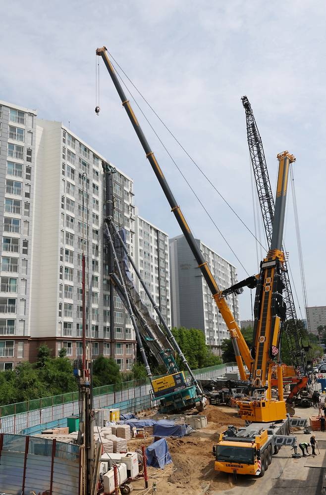 6일 오전 경기 용인시 기흥구 서천동 인덕원~동탄 복선전철 제10공구 노반신설 기타공사 현장에 '천공기'(지반을 뚫는 건설기계)가 넘어져 있다. /사진=뉴스1