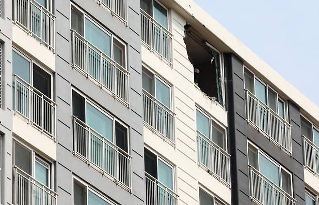 7일 오전 경기 용인시 기흥구 서천동 인덕원~동탄 복선 전철 제10공구 노반신설 기타공사 현장 천공기 사고 피해 아파트에서 관계자가 현장을 살펴보고 있다. /사진=뉴스1