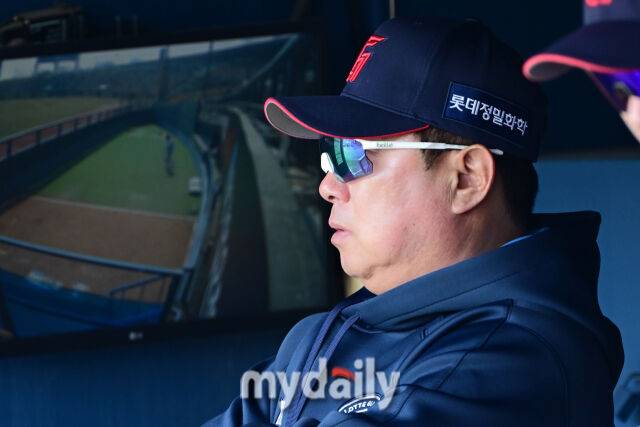 22일 서울 잠실야구장에서 열린 '2025 신한 SOL BANK KBO리그' 롯데 자이언츠와 LG 트윈스 개막전 경기. 롯데 김태형 감독이 경기를 지켜보고 있다./마이데일리