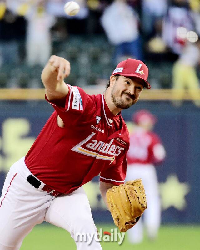 2일 오후 서울 잠실야구장에서 진행된 '2025 프로야구 KBO리그' LG트윈스와 SSG랜더스의 경기. SSG 앤더슨이 선발등판해 역투하고 있다./마이데일리