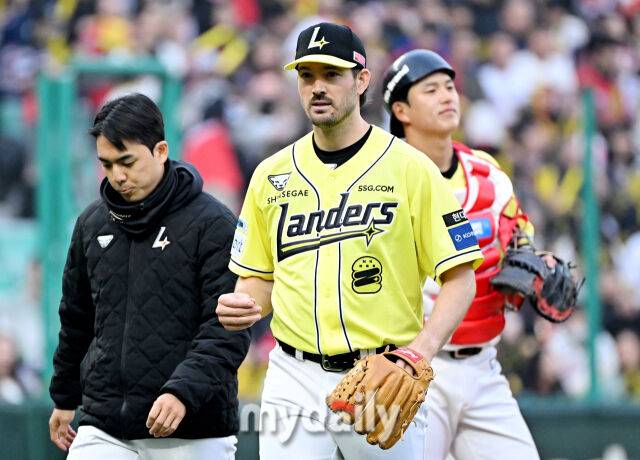 10일 오후 인천광역시 문학동 SSG랜더스필드에서 진행된 '2025 프로야구 KBO리그' SSG랜더스와 KIA타이거즈의 경기. SSG 앤더슨이 6회초 2사 1루서 교체되고 있다./마이데일리