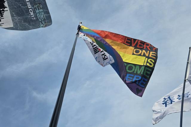 ▲당근이 이번 광장에서 들고 다닌 무지개 깃발. ⓒ 당근