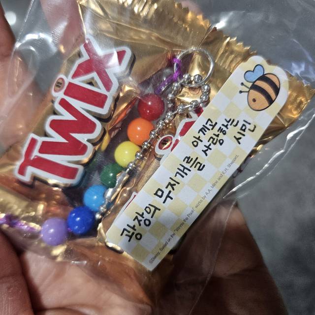 ▲무지개 깃발을 들고 행진하는 당근에게 익명의 시민이 건넨 무지개 키링과 응원 메시지. ⓒ당근