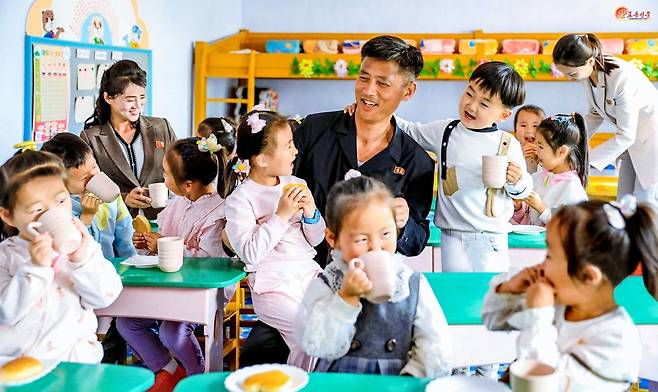 북한 노동당 기관지 노동신문은 1일 국제아동절을 맞아 창성군 간부들이 유치원 아이들을 보살피고 있다고 선전했다.