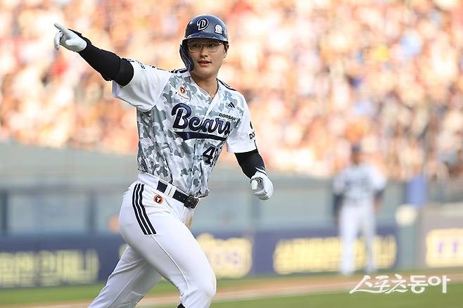두산 김동준이 6일 잠실구장에서 열린 롯데와 홈경기 6회말 우월 솔로포로 데뷔 첫 홈런을 기록한 뒤 덕아웃을 향해 손짓하고 있다. 사진제공|두산 베어스