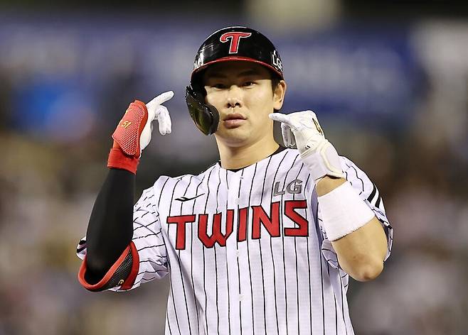 ▲ LG 홍창기는 지난달 13일 무릎 부상으로 정규시즌 복귀가 어려워졌다. 포스트시즌 복귀 희망은 살아있지만 돌아온다고 장담할 수 있는 상황은 아니다. ⓒ연합뉴스