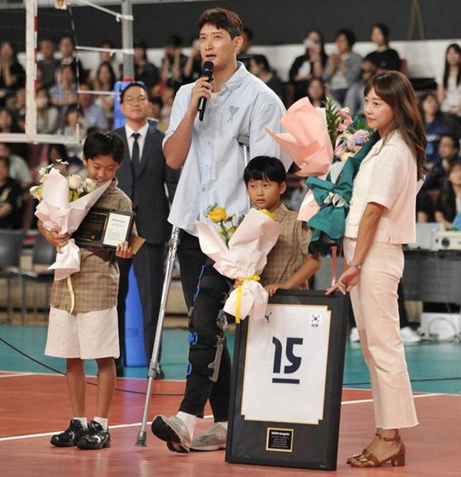 문성민(왼쪽에서 2번째)이 6일 대한민국-네덜란드 평가전을 앞두고 국가대표 은퇴식에서 소감을 밝히고 있다. /사진=대한배구협회 제공