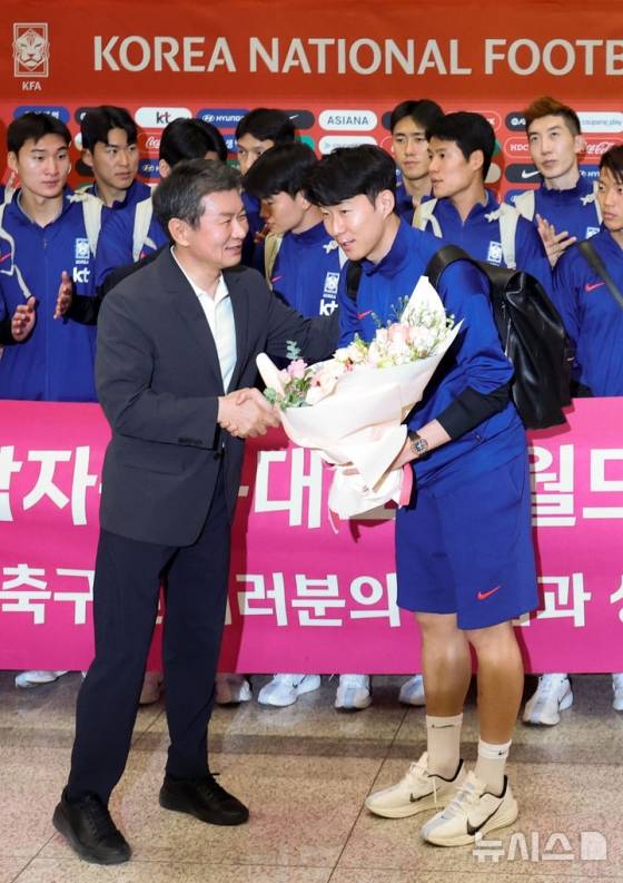 대한민국 축구 국가대표팀 주장 손흥민(오른쪽)이 정몽규 회장으로부터 꽃다발을 받고 있다. /사진=뉴시스 제공