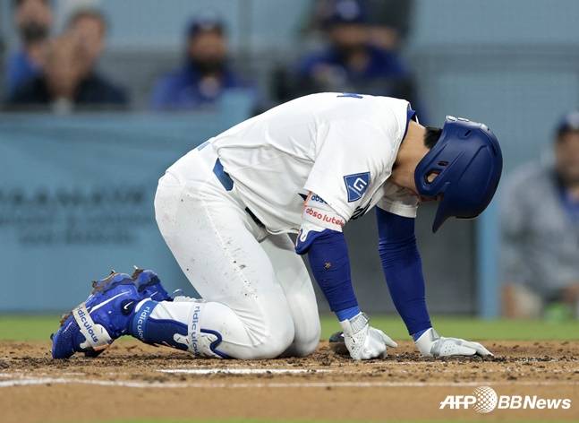 지난 4일 자신이 친 타구에 맞고 통증을 호소하고 있는 김혜성. /AFPBBNews=뉴스1