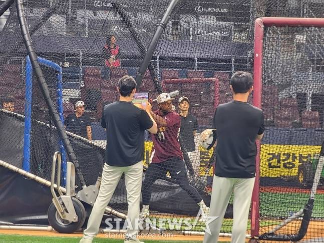 타격 훈련을 하고 있는 스톤. /사진=박수진 기자