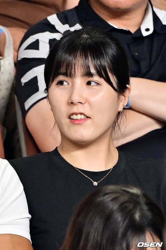 이다영과는 따로 경기장을 찾은 이재영.