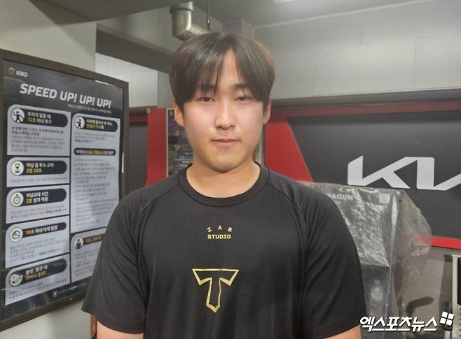 6일 오후 광주-KIA챔피언스필드에서 열린 '2025 신한 SOL Bank KBO리그' 한화 이글스와 KIA 타이거즈의 경기, KIA가 3:2로 승리했다. 경기 종료 후 KIA 윤영철이 취재진과 인터뷰에 임하고 있다. 광주, 유준상 기자