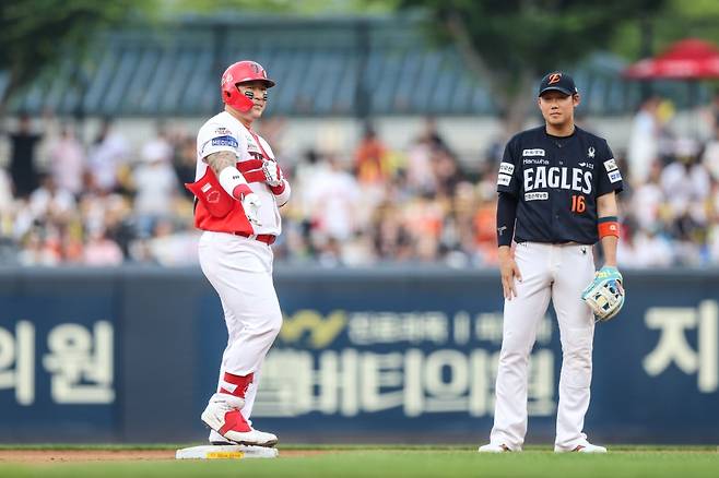 7일 오후 광주-KIA챔피언스필드에서 열린 '2025 신한 SOL Bank KBO리그' 한화 이글스와 KIA 타이거즈의 경기, 6회말 1사 1루 KIA 최형우가 2루타를 치고 있다. KIA 타이거즈