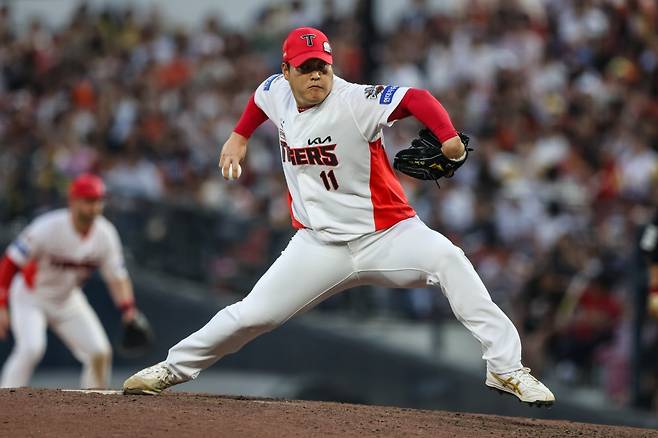 7일 오후 광주-KIA챔피언스필드에서 열린 '2025 신한 SOL Bank KBO리그' 한화 이글스와 KIA 타이거즈의 경기, KIA 조상우가 공을 힘차게 던지고 있다. KIA 타이거즈