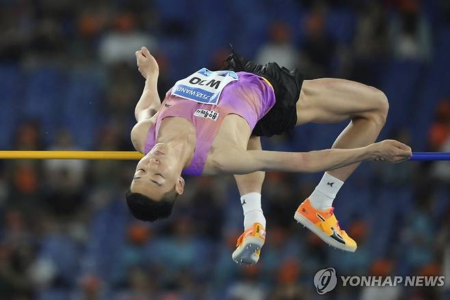 바를 넘는 우상혁 (로마 AP=연합뉴스) 우상혁이 7일(한국시간) 이탈리아 로마에서 열린 2025 세계육상연맹 로마 다이아몬드리그에서 우승을 확정한 뒤 기뻐하고 있다.