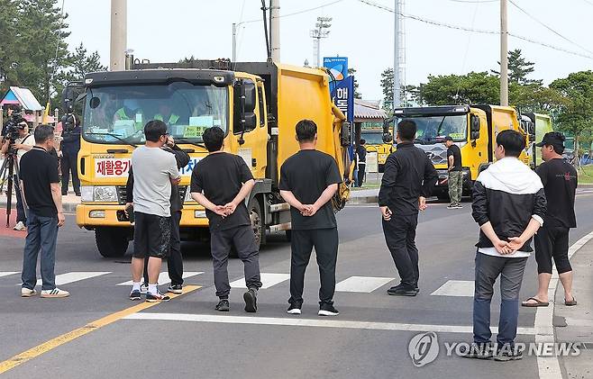 '못 들어갑니다' (제주=연합뉴스) 전지혜 기자 = 7일 오전 제주시 구좌읍 동복리 제주환경자원순환센터 진입로에 쓰레기 수거 차량들이 줄지어 서 있다.
동복리 주민들은 제주도에 센터 설립 당시 약속한 농경지 폐열지원사업 또는 그에 준하는 대체사업을 추진해달라며 이날 오전 8시부터 센터 진입로를 막아섰다. 반면 도는 관련 공문서와 회의록 등을 확인한 결과 사실관계가 다른 부분이 있어서 확인이 필요하다는 입장이다. 2025.6.7 atoz@yna.co.kr