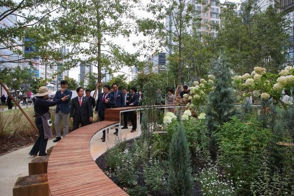 주광덕 남양주시장이 다산중앙공원을 방문, 공원에 조성된 정원에서 시민정원사들로부터 설명을 듣고 있다. /남양주시 제공