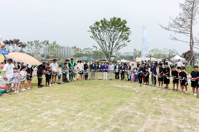 이천시가 복하천 수변공원 조성을 완료하고 지난 7일 시민참여형으로 준공식을 진행한 가운데 김경희 시장, 송석준 의원, 박명서 의장 등이 시민들과 함께 테이프를 자르고 있다. 사진=이천시청