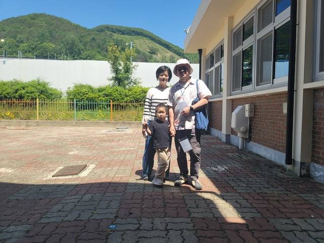 서울 종로에서 캠프 참여차 부귀초를 방문한 일가족. 신경미(엄마), 신호섭(아빠), 신이진(어린이) 가족. 인물 뒤편에 보이는 하얀 가설 담장 너머에는 농촌유학 가족들이 거주하게 될 희망 숙소가 조성 중이다.