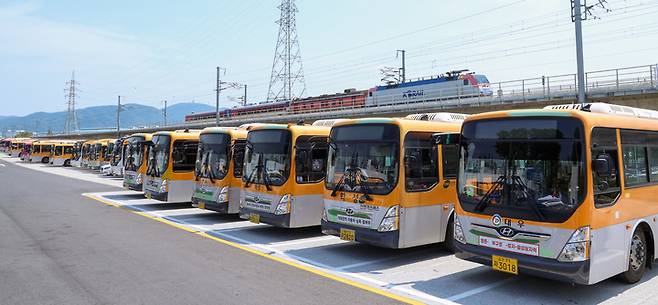 임단협 난항으로 울산 시내버스 노조가 파업에 들어간 첫날인 7일 오전 울산 북구 명촌공영차고지에 버스들이 운행을 중단한 채 줄지어 서 있다. 이수화 기자