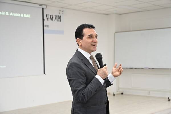 지난 4일 열린 경남일보 경제포럼 제5기 제7강 글로벌 비즈니스 마인드와 중동시장 무역 투자기회 강의에서 오시난 지비에이코리아 회장이 열띤 강의를 하고 있다.