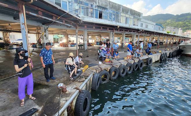 울릉도 저동항 내에서 관광객들이 낚시를 하고 있다./김두한 기자