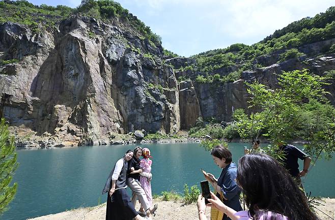 대구 달성군 가창면 폐채석장. 절벽과 에메랄드빛 물웅덩이를 배경으로 관광객들이 기념사진을 찍고 있다. SNS에선 '한국의 캐나다'로 불리며 주목받는 비공식 명소다. 사진은 5일 오후 모습. 이윤호기자 yoonhohi@yeongnam.com