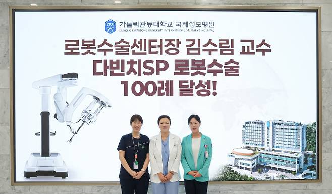 (왼쪽부터)이인희 간호사, 김수림 센터장, 이유란 간호사.