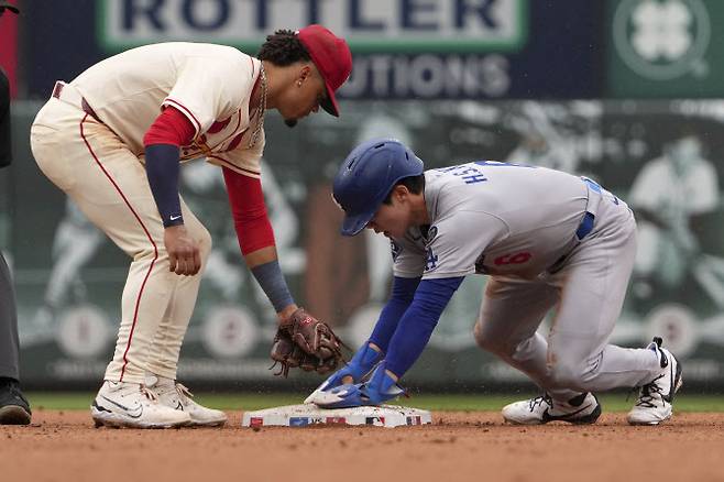 LA다저스 김혜성이 헤드퍼스트 슬라이딩으로 2루 도루를 성공시킨 뒤 몸을 일으키고 있다. 사진=AP PHOTO