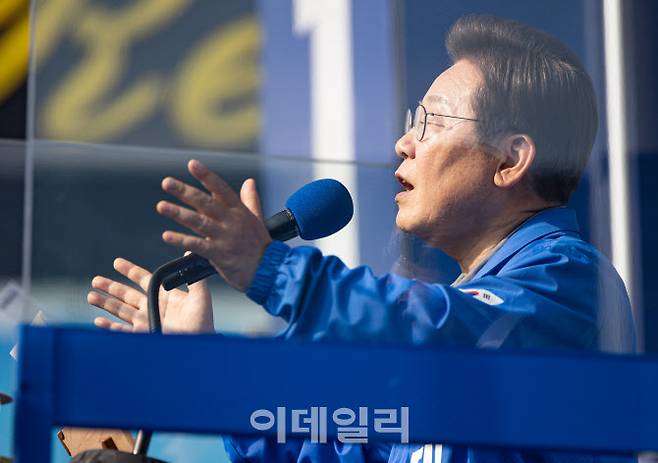 이재명 당시 더불어민주당 대통령 후보가 지난 1일 오전 울산 동구 일산해수욕장 로터리에서 시민들에게 지지를 호소하고 있다.