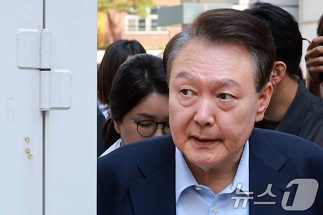 윤석열 전 대통령과 김건희 여사가 제 21대 대통령 선거일인 3일 오전 서울 서초구 원명초등학교에 마련된 서초4동 제3투표소에서 투표를 마치고 이동하고 있다. (공동취재) 2025.6.3/뉴스1 ⓒ News1 김명섭 기자