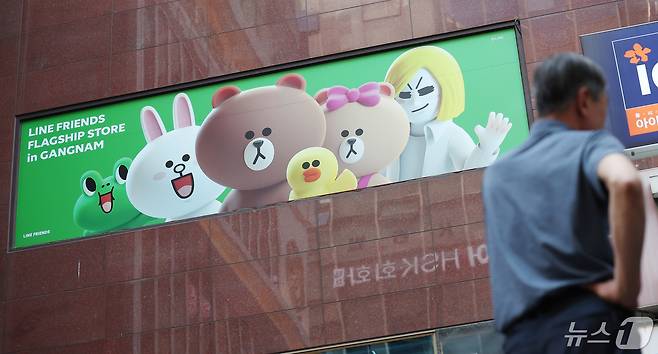 13일 오후 서울 서초구 라인프렌즈 플래그십스토어 강남점에서 시민이 지나가고 있다. 2024.5.13/뉴스1 ⓒ News1 김민지 기자